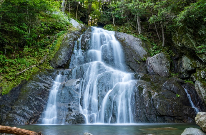 Vandfaldet Moss Glen Falls i Granville om sommeren - Vermont