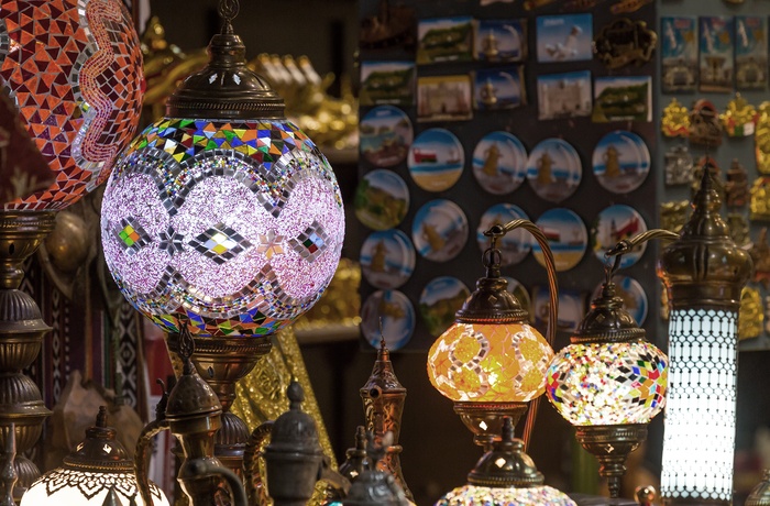 Farverige lamper på Mutrah Souq markedet i Muscat - Oman