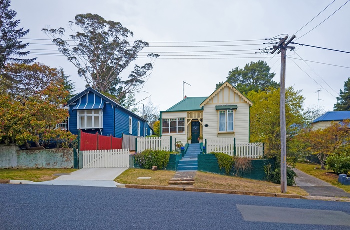 Gamle, farverige huse i byen Leura, New South Wales