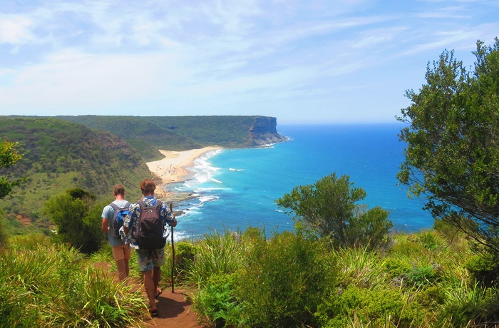 2 hikere på vandretur langs kyststrækningen i Royal National Park - New South Wales