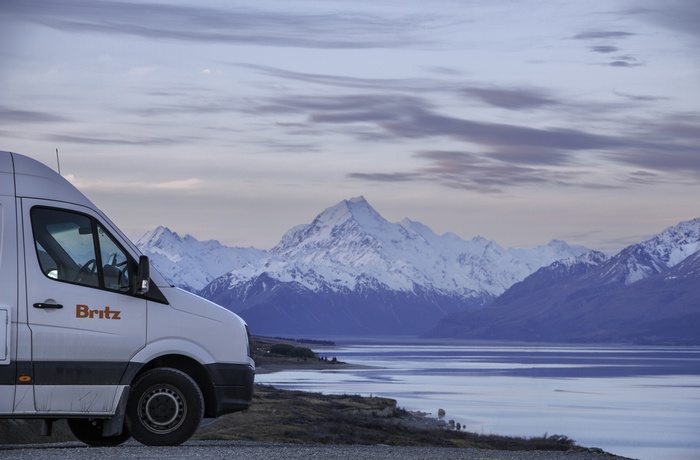 New Zealand - Britz Venturer Plus autocamper parkeret ved sø