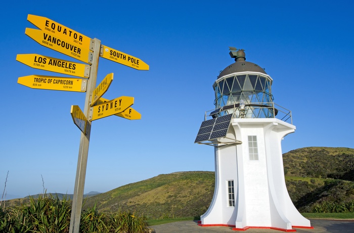 Fyrtårnet og skilte på Cape Reinga, New Zealands Nordø