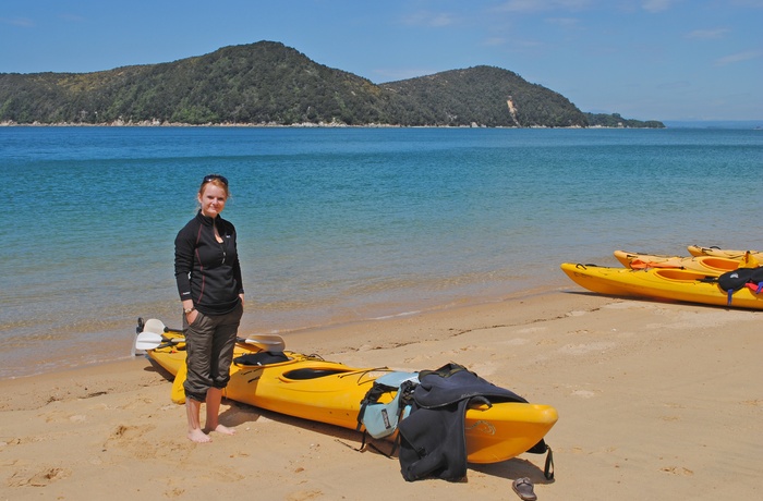 Nadja, rejsespecialist i Odense - på strand i Abel Tasman, New Zealand