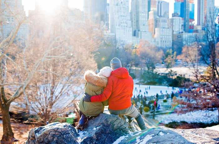 Ungt par sidder i Central Park på en skøn vinterdag, New York