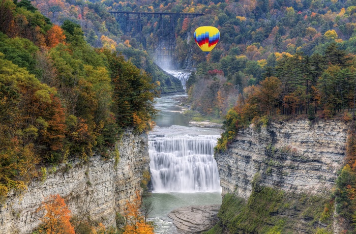 Luftballon over Middle Falls i Letchworth State Park , New York State