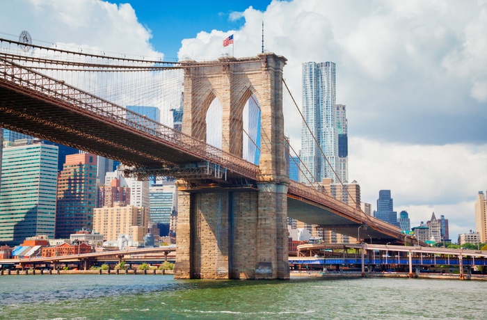 Brooklyn Bridge og New York skyline, USA