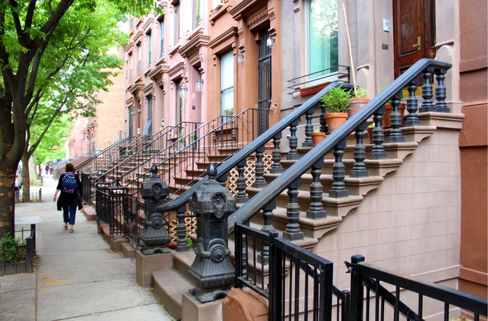 Fin gammel gade med brown stone-huse i Harlem i New York