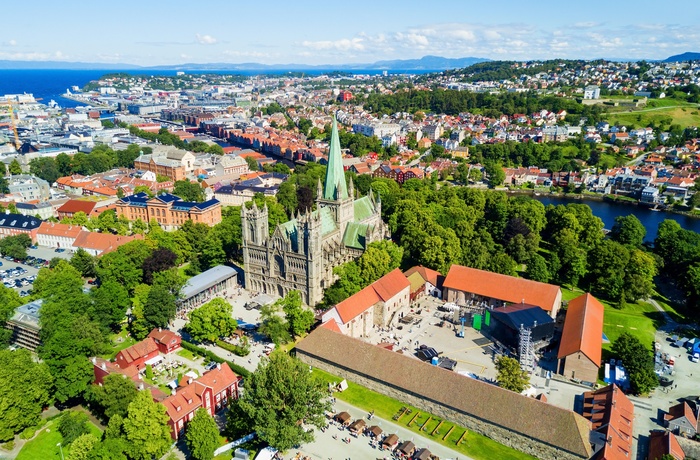 Nidarosdomen og Ærkebispegården i Trondheim fra oven
