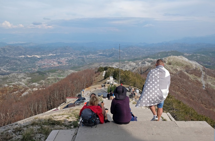 Turister ved Njegoš-mausoleet i Lovćen National Park - Montenegro