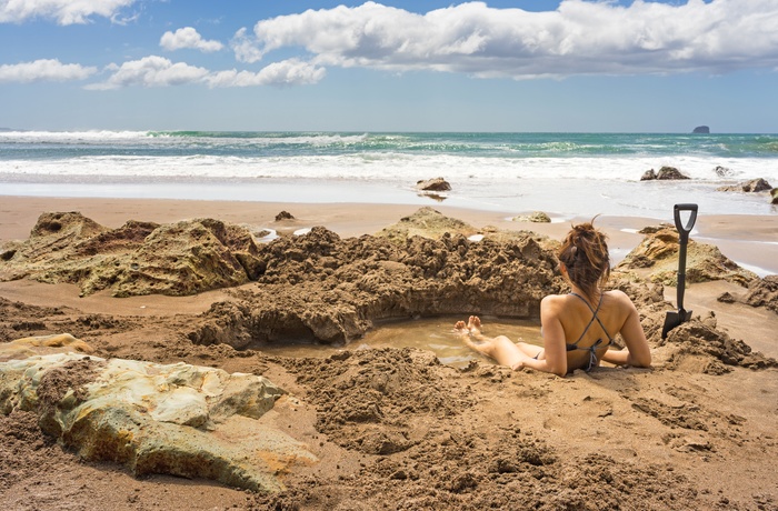 Kvinder slapper af på Hot Water Beach - Coromandel-halvøen i New Zealand