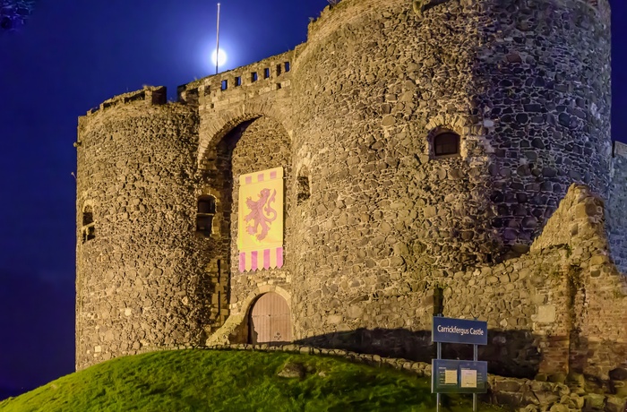 Nordirland, County Antrim - den normanniske borg Carrickfergus i månelys