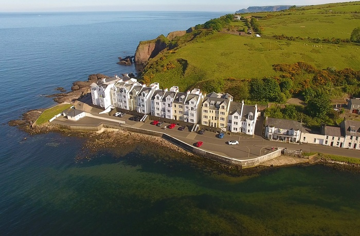 Nordirland, County Antrim - smukt ligger husene ved Cushendun