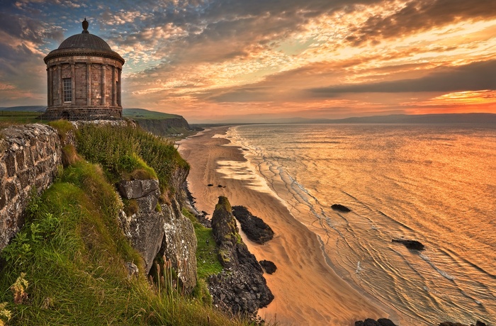 Nordirland, County Derry - Mussenden Temple i aftensolen