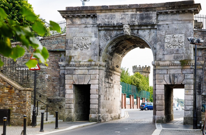 Byport langs bymuren i Londonderry eller Derry, Nordirland