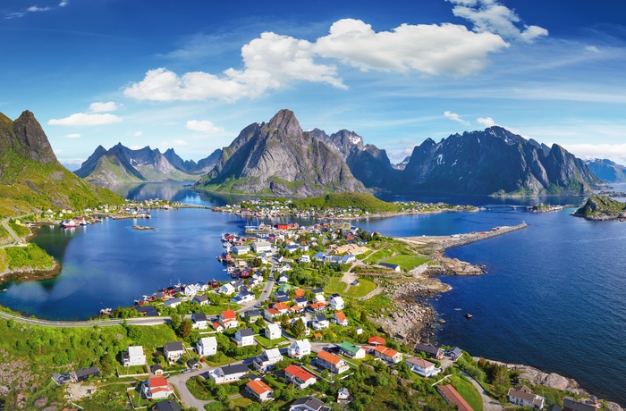 Udsigt over kystbyen Reine i Lofoten, Norge