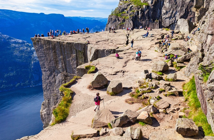 Hikere på vej mod Preikestolen i Norge