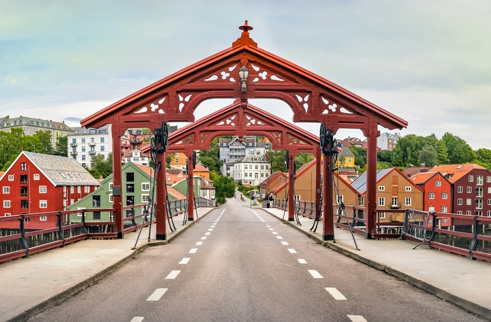 Bro over Nidelven til den gamle bydel i Trondheim, Norge