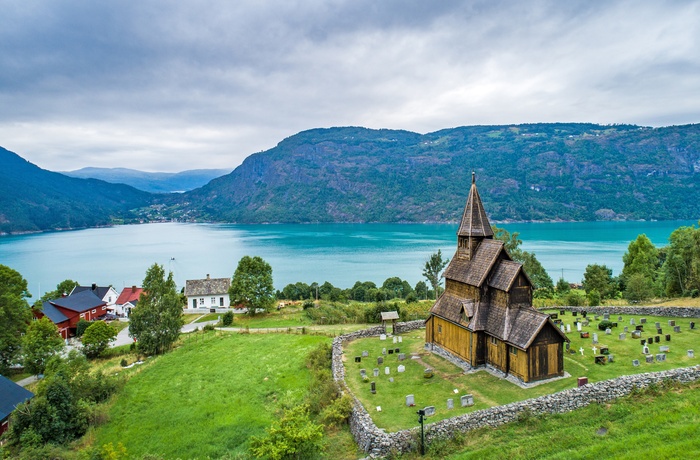 Urnes Stavkirke og Lusterfjorden i Norge