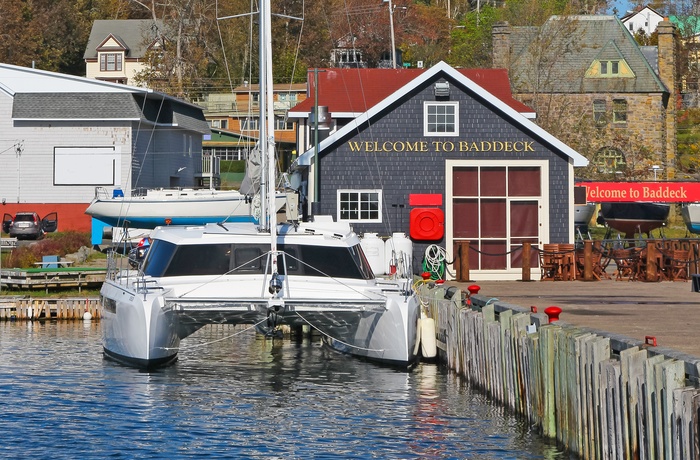 Katamaran i Baddecks lille havn, Nova Scotia i Canada