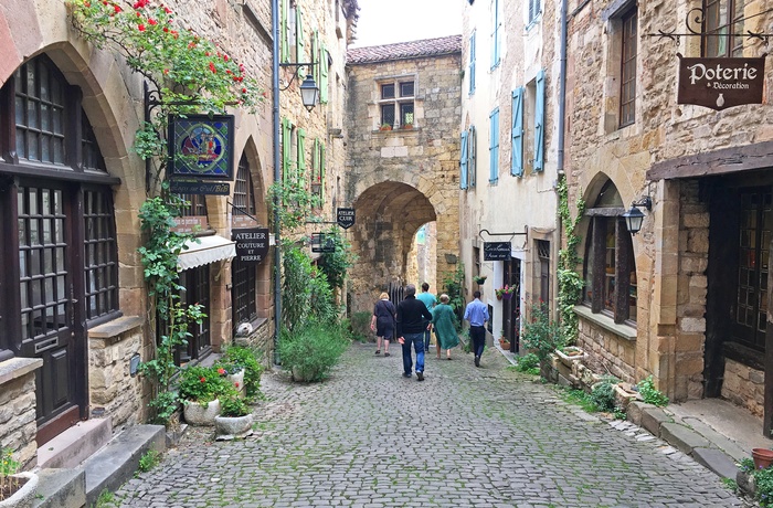 Brostensbelagt gade i middelalderbyen Cordes-sur_Ciel i det sydvestlige Frankrig