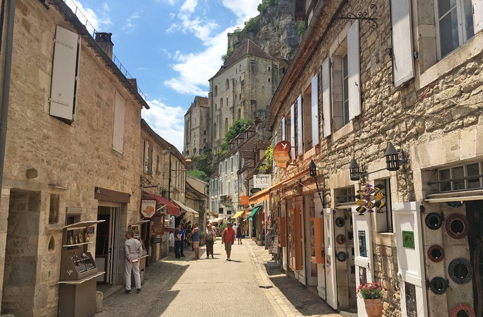 Gade med butikker i middelalderbyen Rocamadour i Occitaine, det sydvestlige Frankrig