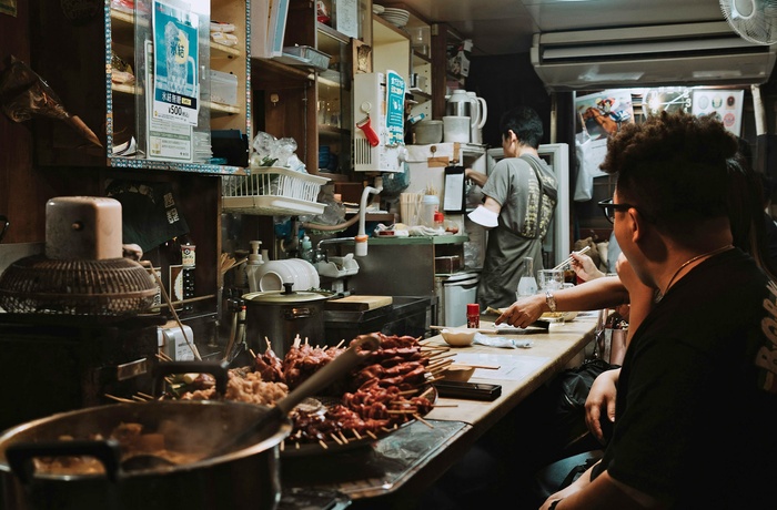 Lille spisested i Omoide Yokochos små gyder i Tokyo - Foto: Jivan Garcha, Unsplash