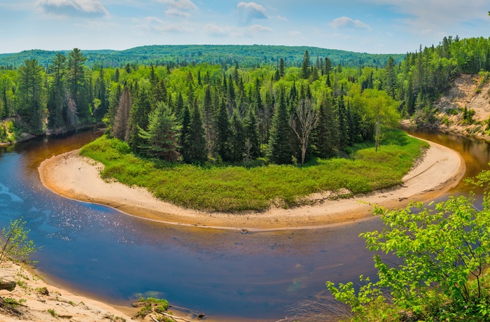Flod gennem Arrowhead Provincial Park i Ontario, Canada