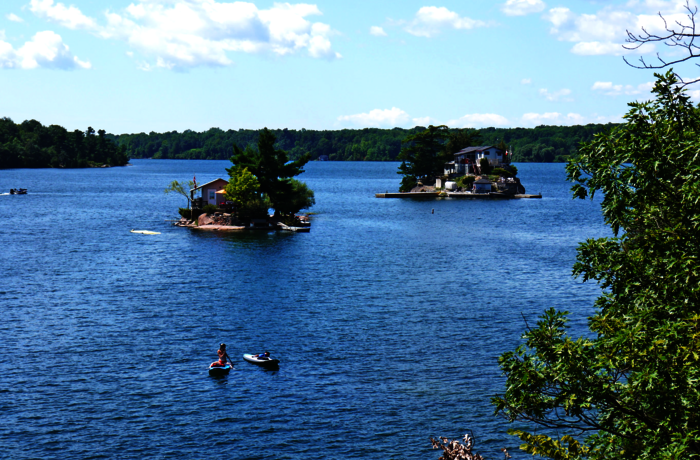 Øer med små huse, St. Lawrence River og Thousand Islands mellem Canada og USA