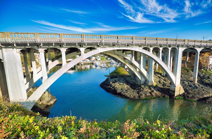 Broen over indsejlningen til Depoe Bay, Oregon i USA