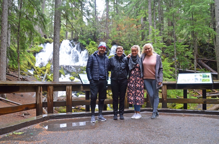 Vores rejsespecialister ved Clearwater Falls i Umpqua National Forest, Oregon i USA