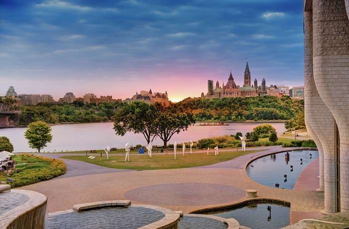 Ottawa floden og parliamentet i baggrunden, Ontario i Canada