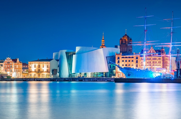 Ozeaneum ligger ved havnen i Stralsund