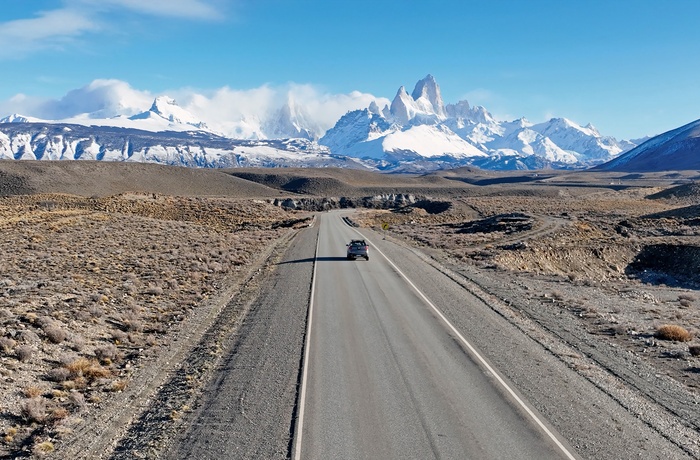 På vej mod bjergbyen El Chalten via RN 40 i Argentina med Fitz Roy-bjerget i baggrunden - Patagonien