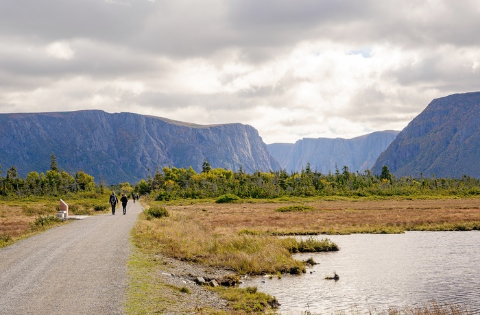 Vandreturen mod båden ved Western Brook Pond i Gros Morne National Park - Newfoundland i Canada