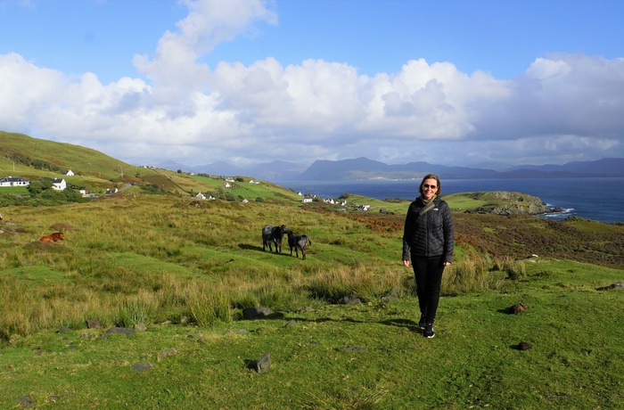 På vej ud til Point of Sleat med byen Mallaig i baggrunden, Isle of Skye, Skotland
