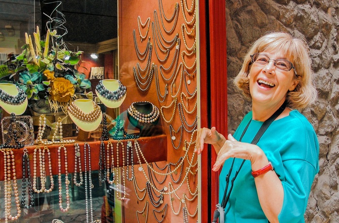 Kvinde ser på perler i butik i Palma de Mallorca, Spanien