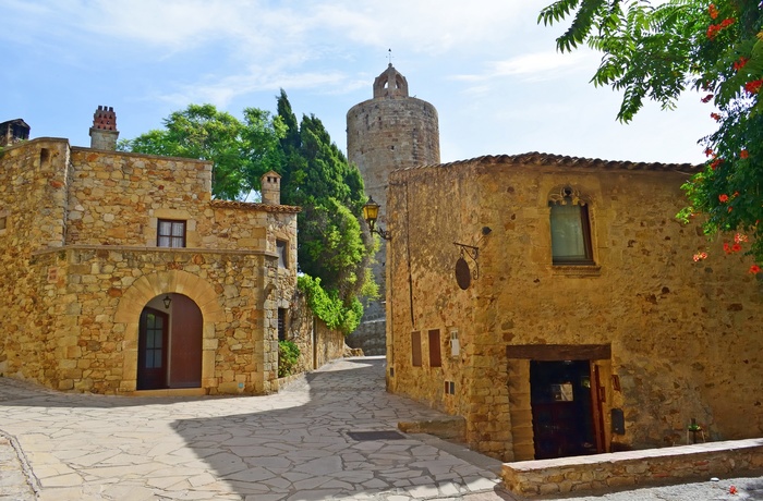 Pals, Catalonien, Spanien - gadebillede med Torre de les Hores i baggrunden