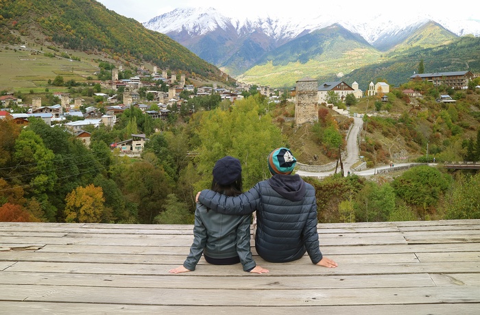 Par med udsigt til Mestia i Georgien