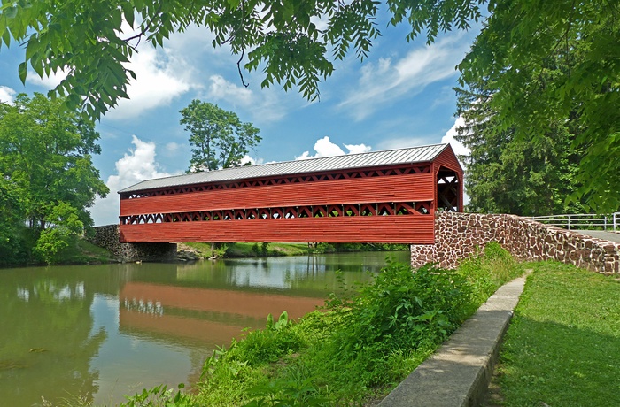 Klassisk overdækket træbro i Pennsylvania, USA
