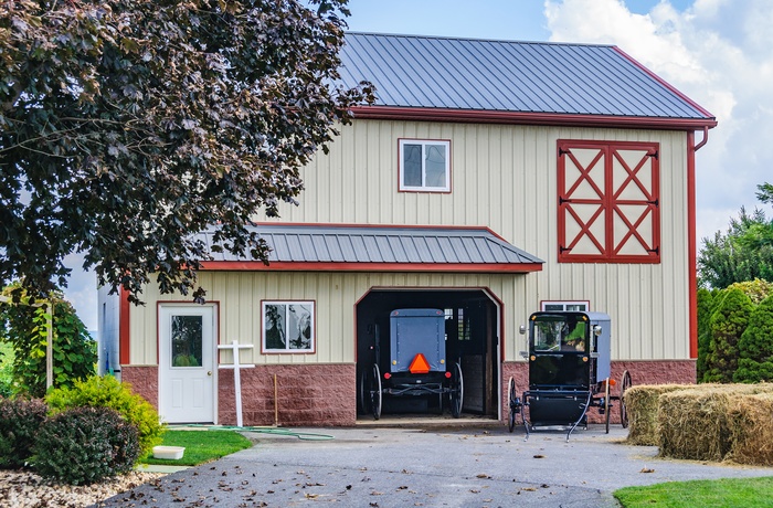 Amish gård med hestevogn i garagen nær Lancaster i Pennsylvania, USA