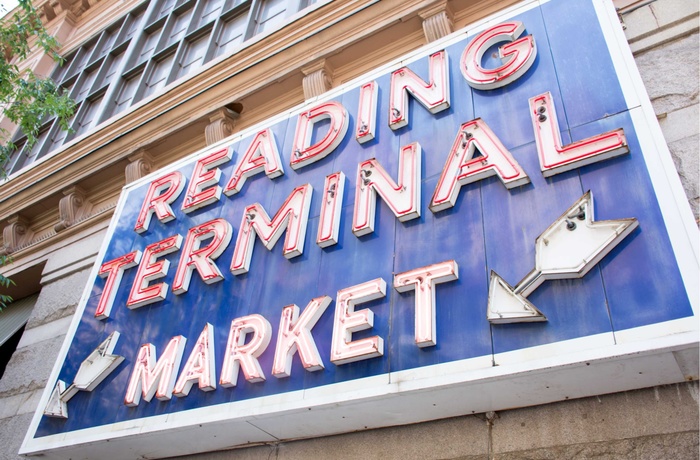 Neonskiltet foran madmarkedet Reading Terminal Market i Philadelphia