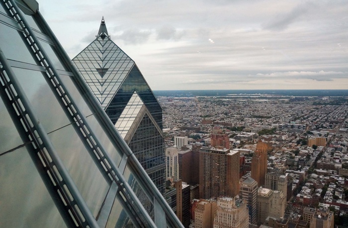 Udsigt til Two Liberty Place fra One Liberty Observation Deck i Philadelphia