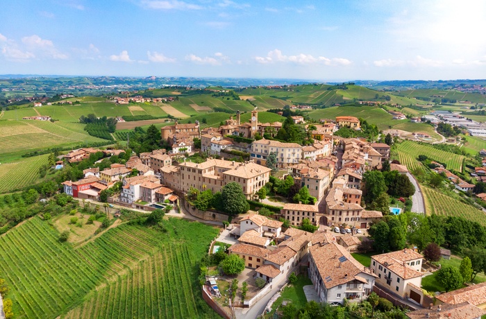 Byen Neive set i fugleperspektiv, Piemonte i Norditalien