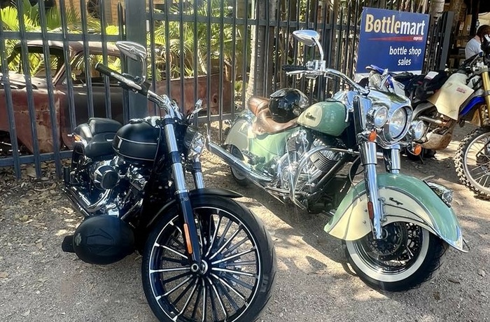 2 parkerede motorcykler i Pine Creek, Northern Territory