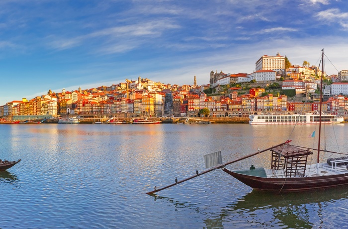 Douro-floden der løber gennem Porto og den gamle bydel Ribeira