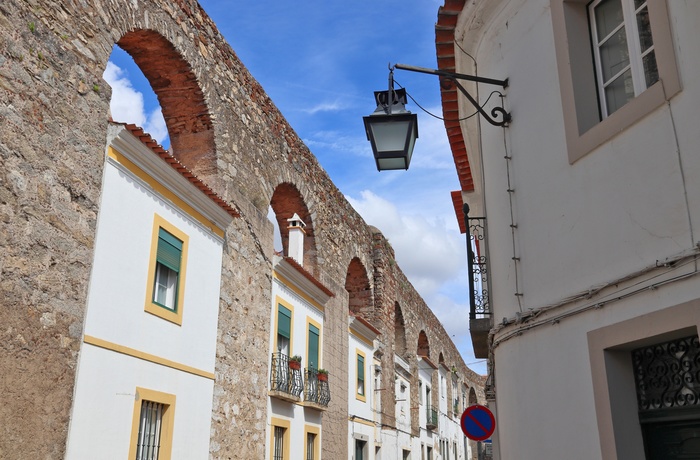 Den gamle bydel i Evora og akvædukten, Portugal