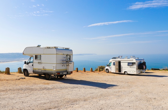 Autocampere på parkeringsplads ved Nazare - Portugal
