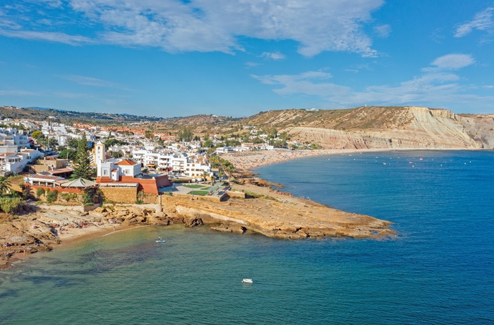 Luftfoto af  byen Praia da Luz på Algarvekysten, Portugal