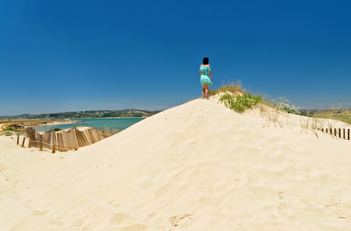 Kvinde nyder udsigten mod naturreservatet Ria de Alvor, Portugal