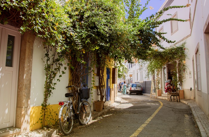 Smal gade i byen Tavira, Portugal